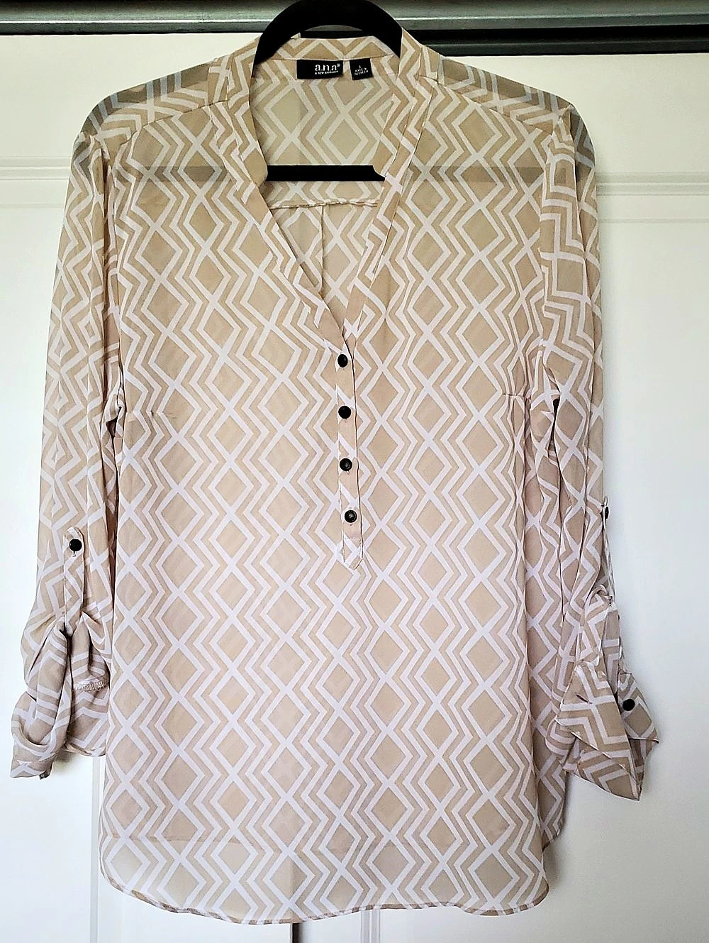a.n.a.Geometric Button Front Blouse in Pink & White